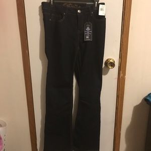 A pair of brand new jean I cannot fit